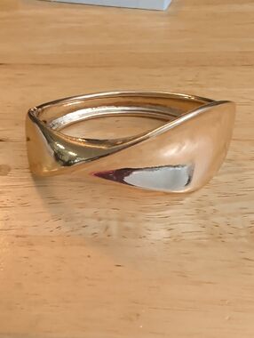 Polished Gold Women's Sculpted Bangle Bracelet